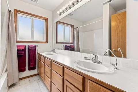 Bath - 2573 Hanson Loop, Burbank, WA 99323 photo 4 of 5