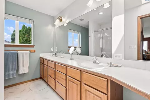 Bath - 2573 Hanson Loop, Burbank, WA 99323 photo 2 of 5