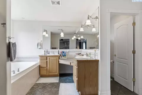 Bath - 715 SE Pheasant Run Ct, Pullman, WA 99163 photo 2 of 5