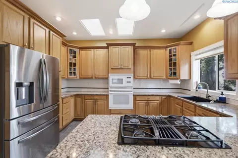 Kitchen - 715 SE Pheasant Run Ct, Pullman, WA 99163 photo 3 of 6