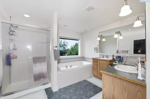 Bath - 715 SE Pheasant Run Ct, Pullman, WA 99163 photo 4 of 5