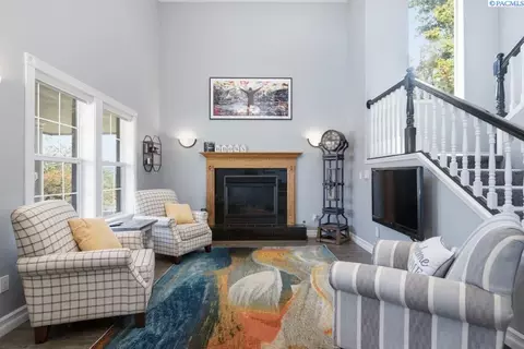 Living - 715 SE Pheasant Run Ct, Pullman, WA 99163 photo 1 of 4