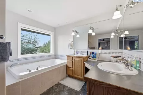 Bath - 715 SE Pheasant Run Ct, Pullman, WA 99163 photo 3 of 5