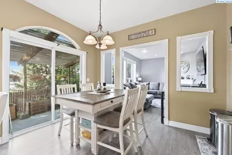 Dining - 715 SE Pheasant Run Ct, Pullman, WA 99163 photo 7 of 7