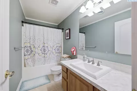 Bath - 715 SE Pheasant Run Ct, Pullman, WA 99163 photo 5 of 5