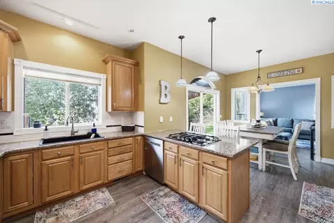 Kitchen - 715 SE Pheasant Run Ct, Pullman, WA 99163 photo 5 of 6