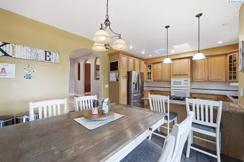 Kitchen - 715 SE Pheasant Run Ct, Pullman, WA 99163 photo 6 of 6
