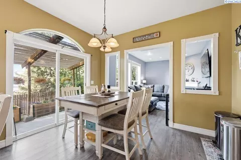 Dining - 715 SE Pheasant Run Ct, Pullman, WA 99163 photo 5 of 7