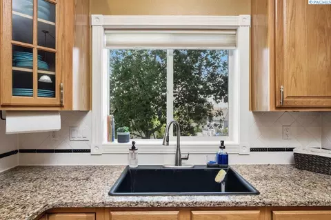 Kitchen - 715 SE Pheasant Run Ct, Pullman, WA 99163 photo 1 of 6