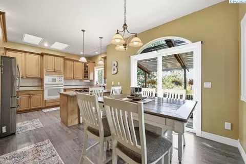 Dining - 715 SE Pheasant Run Ct, Pullman, WA 99163 photo 3 of 7