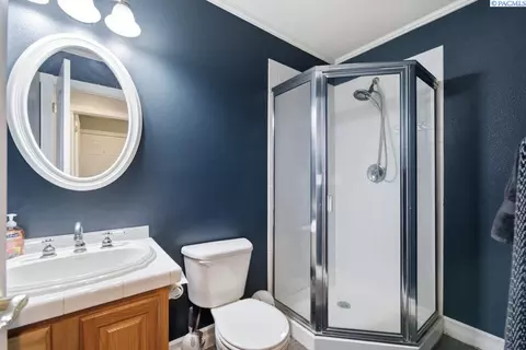 Bath - 715 SE Pheasant Run Ct, Pullman, WA 99163 photo 1 of 5