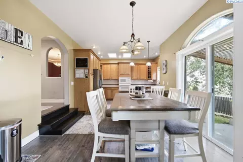 Dining - 715 SE Pheasant Run Ct, Pullman, WA 99163 photo 4 of 7
