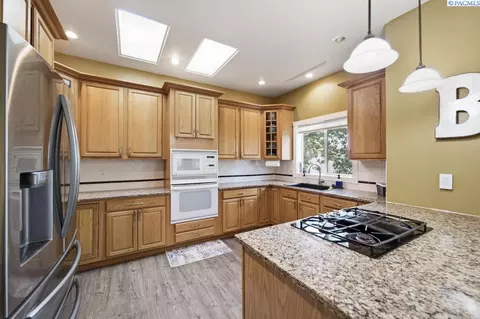 Kitchen - 715 SE Pheasant Run Ct, Pullman, WA 99163 photo 4 of 6