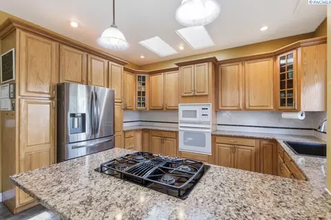 Kitchen - 715 SE Pheasant Run Ct, Pullman, WA 99163 photo 2 of 6