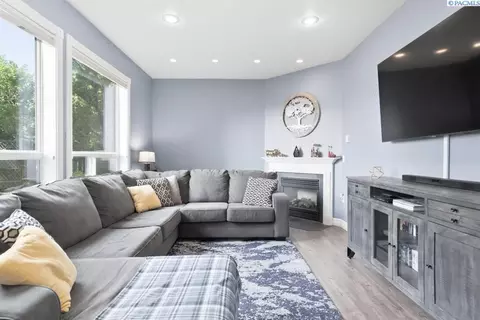 Living - 715 SE Pheasant Run Ct, Pullman, WA 99163 photo 4 of 4