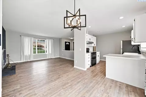 Living - 4314 Desert St, Pasco, WA 99301 photo 3 of 5