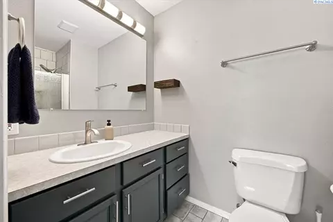 Bath - 4314 Desert St, Pasco, WA 99301 photo 2 of 3