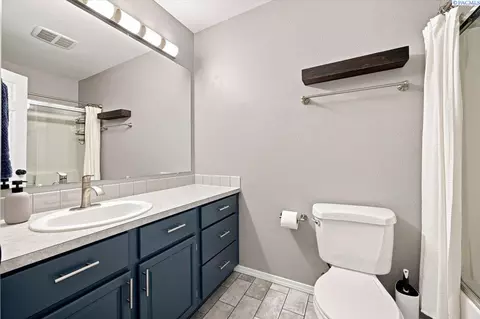 Bath - 4314 Desert St, Pasco, WA 99301 photo 1 of 3
