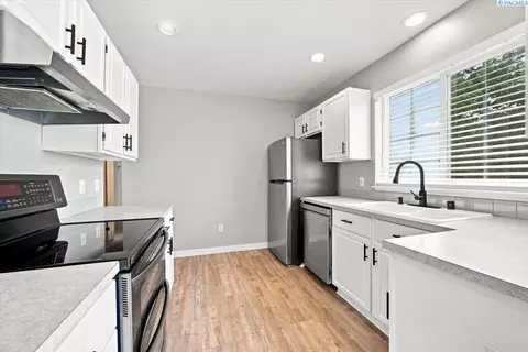 Kitchen - 4314 Desert St, Pasco, WA 99301 photo 2 of 3