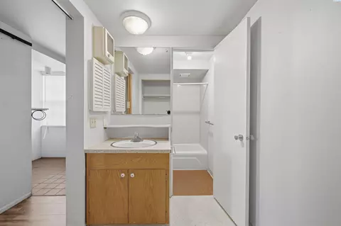 Bath - 1055 NE Indiana St, Pullman, WA 99163 photo 4 of 4