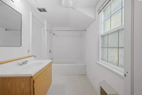 Bath - 1055 NE Indiana St, Pullman, WA 99163 photo 2 of 4