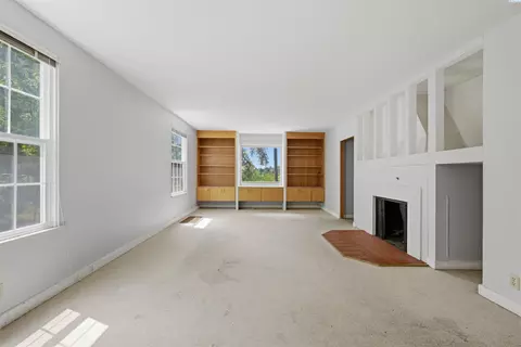 Living - 1055 NE Indiana St, Pullman, WA 99163 photo 2 of 4