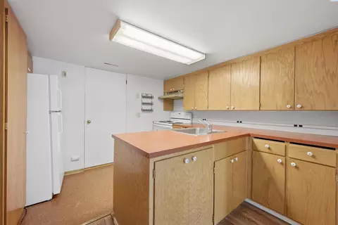 Kitchen - 1055 NE Indiana St, Pullman, WA 99163 photo 5 of 7