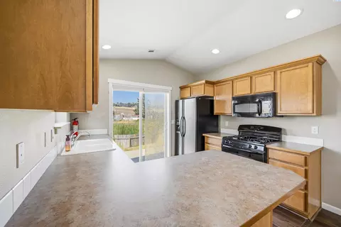 Kitchen - 1400 SW Lost Trail Dr, Pullman, WA 99163 photo 2 of 3