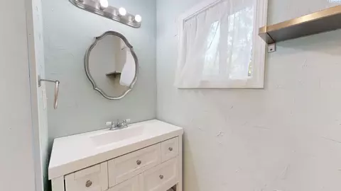 Bath - 560 SE Taylor St, Pullman, WA 99163 photo 2 of 3