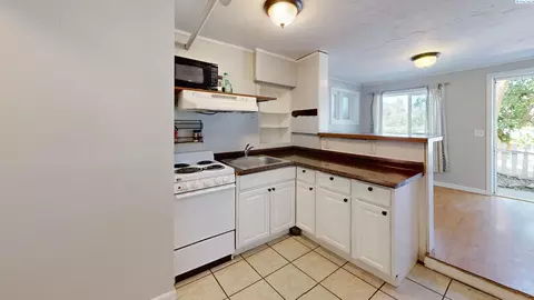 Kitchen - 560 SE Taylor St, Pullman, WA 99163 photo 4 of 4