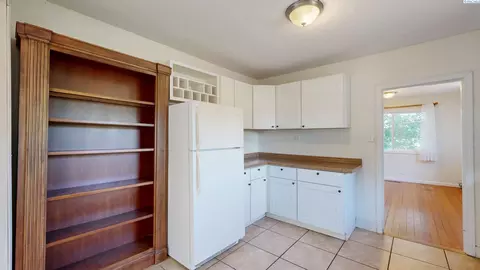 Kitchen - 560 SE Taylor St, Pullman, WA 99163 photo 3 of 4