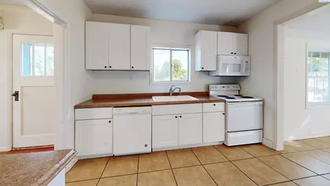 Kitchen - 560 SE Taylor St, Pullman, WA 99163 photo 2 of 4