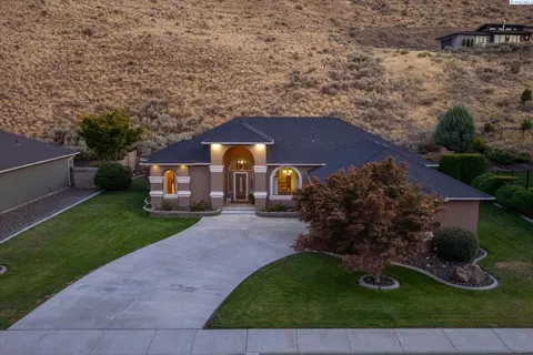 1031 Meadow Hills Dr, Richland, WA 99352