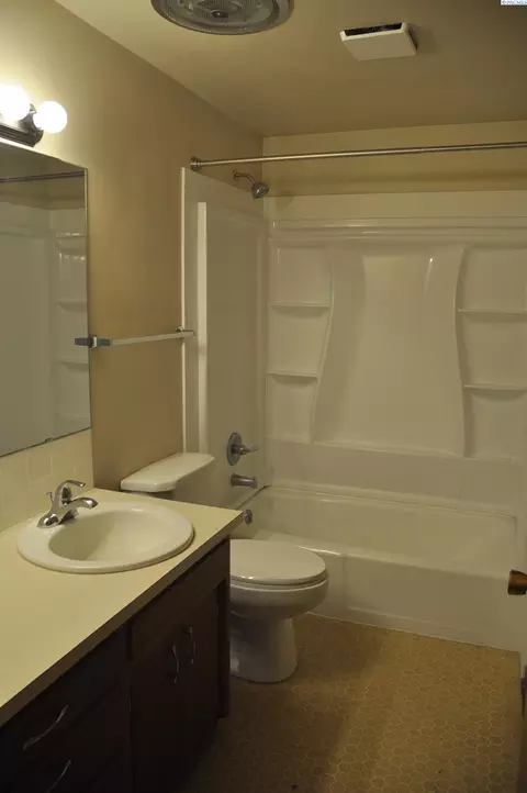 Bath - 425 NW North St, Pullman, WA 99163 photo 1 of 1