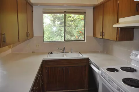 Kitchen - 425 NW North St, Pullman, WA 99163 photo 2 of 3