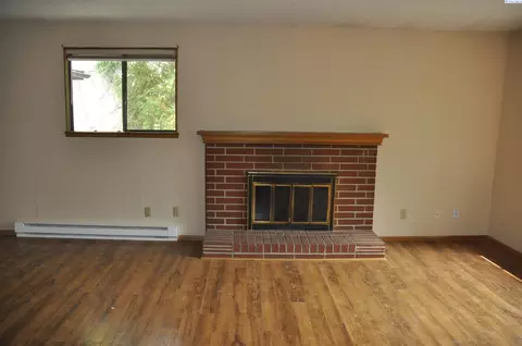 Living - 425 NW North St, Pullman, WA 99163 photo 2 of 5