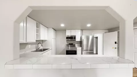 Kitchen - 628 S Beech Ave, Pasco, WA 99301 photo 1 of 2