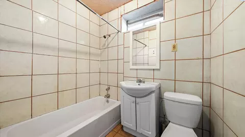 Bath - 628 S Beech Ave, Pasco, WA 99301 photo 1 of 2
