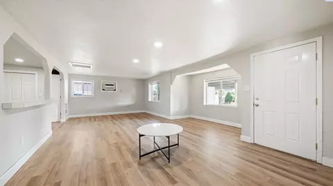 Living - 628 S Beech Ave, Pasco, WA 99301 photo 2 of 4