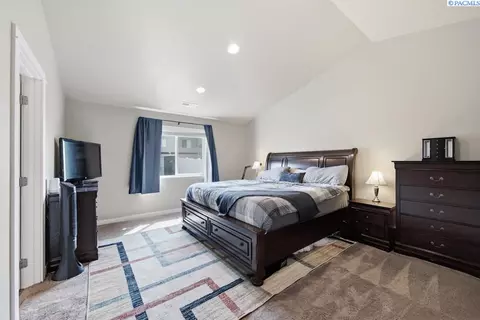 Bedroom - 670 SW Wheat Ridge Dr, Pullman, WA 99163 photo 4 of 6