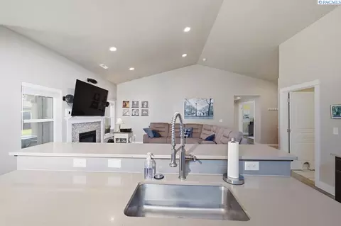 Kitchen - 670 SW Wheat Ridge Dr, Pullman, WA 99163 photo 4 of 4
