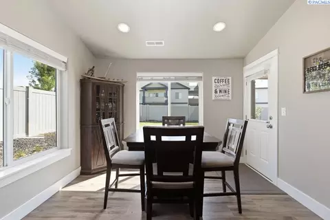 Dining - 670 SW Wheat Ridge Dr, Pullman, WA 99163 photo 2 of 2