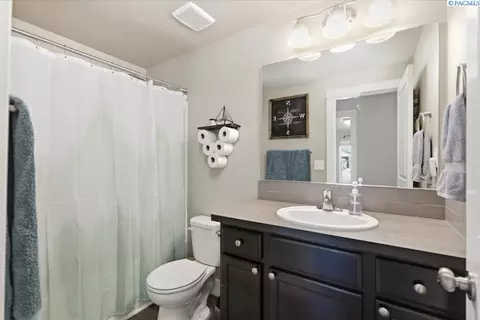 Bath - 670 SW Wheat Ridge Dr, Pullman, WA 99163 photo 1 of 2
