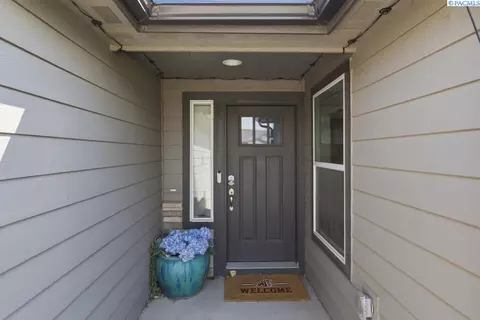 Entry Way - 670 SW Wheat Ridge Dr, Pullman, WA 99163 photo 1 of 2