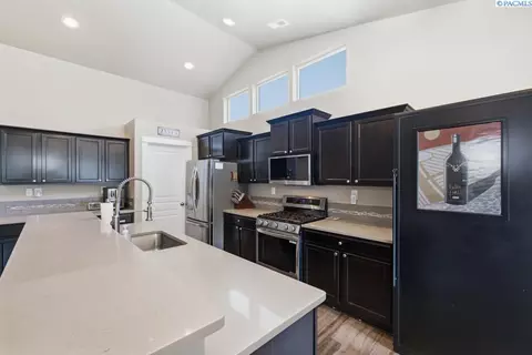 Kitchen - 670 SW Wheat Ridge Dr, Pullman, WA 99163 photo 2 of 4