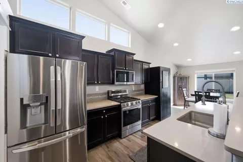 Kitchen - 670 SW Wheat Ridge Dr, Pullman, WA 99163 photo 3 of 4