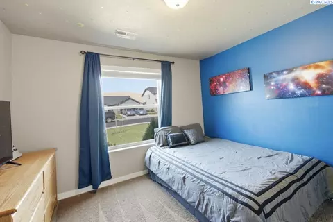 Bedroom - 670 SW Wheat Ridge Dr, Pullman, WA 99163 photo 2 of 6