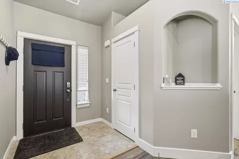 Entry Way - 670 SW Wheat Ridge Dr, Pullman, WA 99163 photo 2 of 2