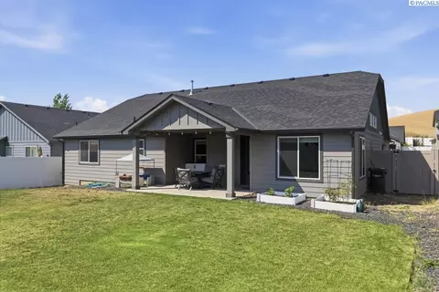 Exterior - 670 SW Wheat Ridge Dr, Pullman, WA 99163 photo 4 of 6