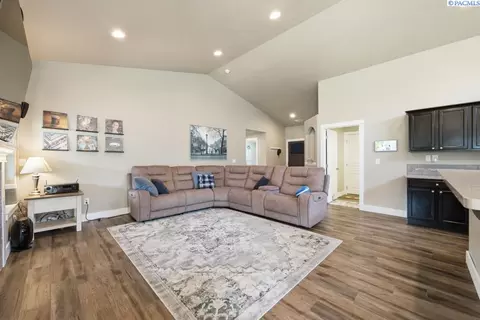 Living - 670 SW Wheat Ridge Dr, Pullman, WA 99163 photo 1 of 1